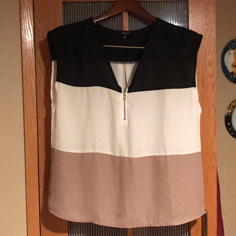 Medium black, white, and tan zipper blouse 👚